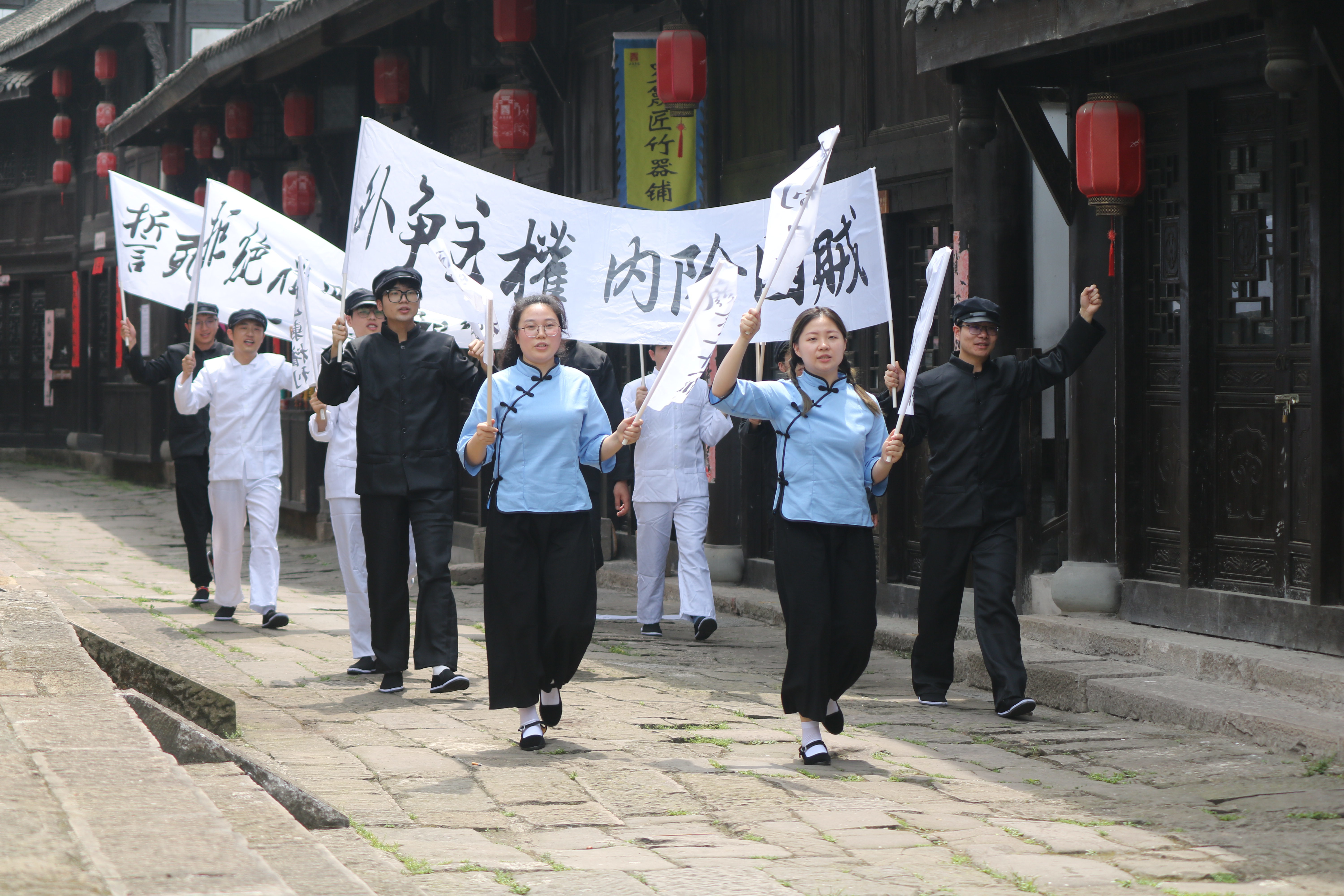 重返五四现场，传承五四精神.jpg