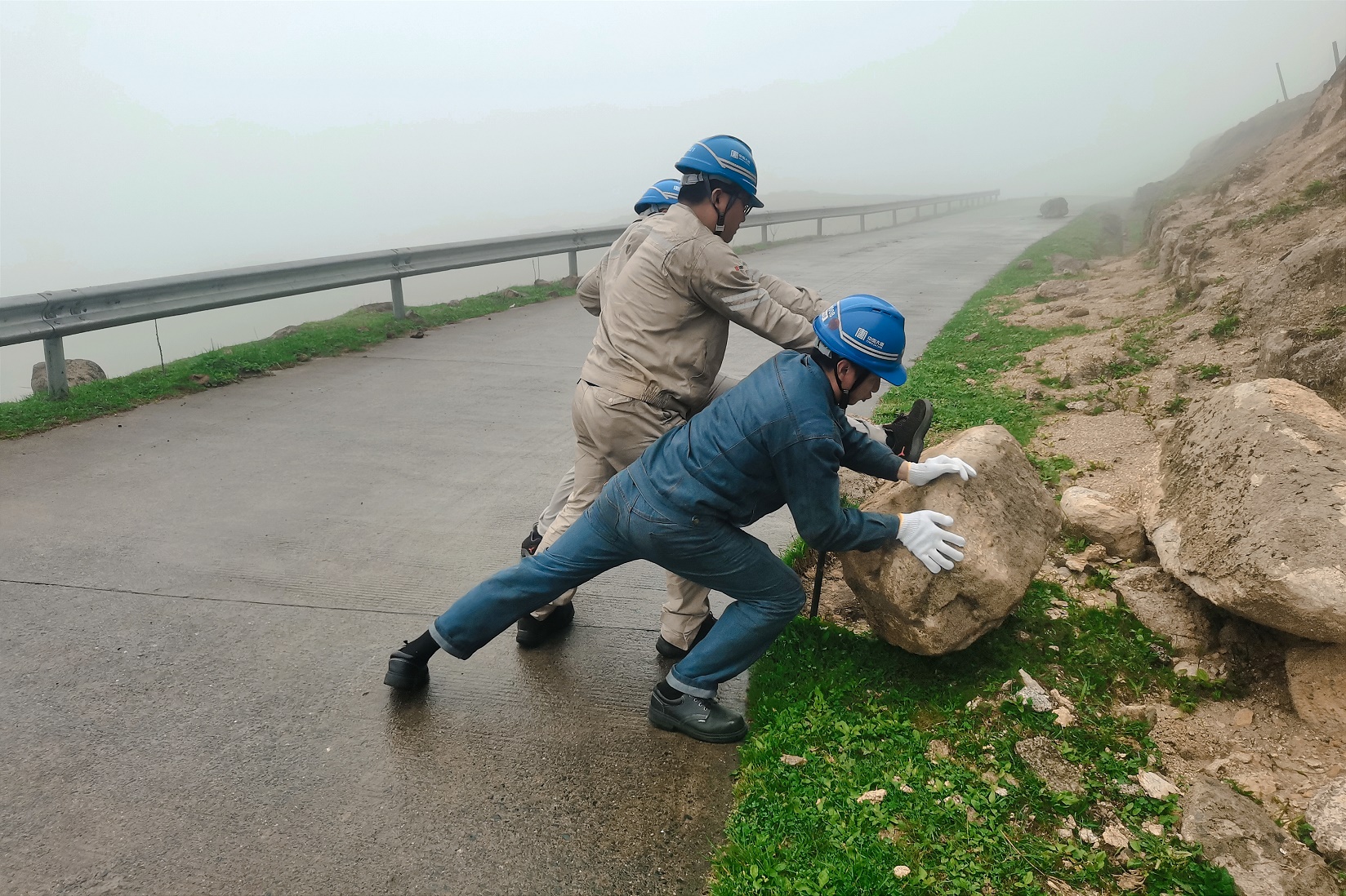 风电场清理山路滚石路障.jpg